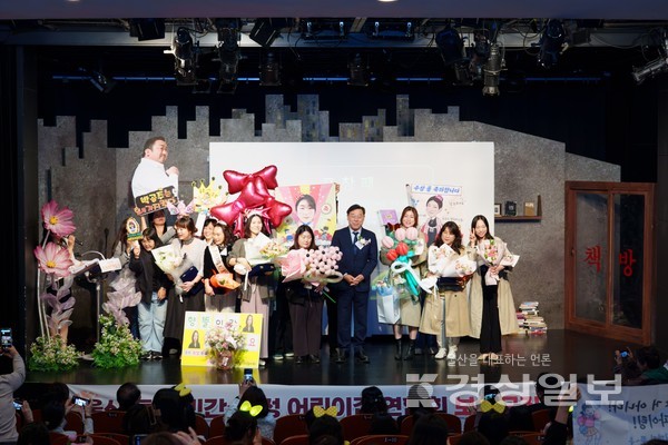 울산 동구 민간·가정어린이집 연합회(회장 서은원·전수경)가 지난 6일 HD아트센터 소공연장에서 ‘보육인의 밤’ 행사를 개최, 보육 수준 향상에 기여한 우수 보육 교직원들에게 보육 유공자 표창을 수여한 후 기념사진을 촬영하고 있다. 울산 동구청 제공.