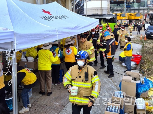 대한적십자사 울산시지사가 한국동서발전 울산발전본부 내 시설물 붕괴 사고 피해자 가족을 대상으로 재난심리 상담부스를 운영하고 있다. 울산적십자사 제공.