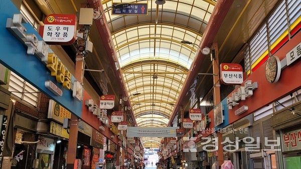 울산 남구가 기후에너지환경부에서 주관하는 2026년도 기후위기 취약계층·지역 지원 공모사업에 2개 사업이 최종 선정돼 사업비 10억2000만원(국비 5억1000만원, 시비 2억5500만원, 구비 2억5500만원)을 확보했다. 사진은 울산번개시장의 아케이드 전 구간(250m)에 쿨링포그를 설치하는 사업(5억2000만원)의 대상지. 울산 남구청 제공.