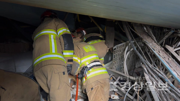 7일 오전 울산 화력발전소 붕괴 사고 현장에서 119구조대원들이 붕괴된 구조물 안에서 구조장비를 이용해 구조작업을 하고 있다. 소방청 제공.