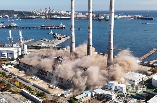11일 울산 남구 울산화력발전소 보일러 타워 5호기 붕괴 사고 현장에서 4·6호기의 발파 작업이 진행됐다. 김도현기자 do@ksilbo.co.kr