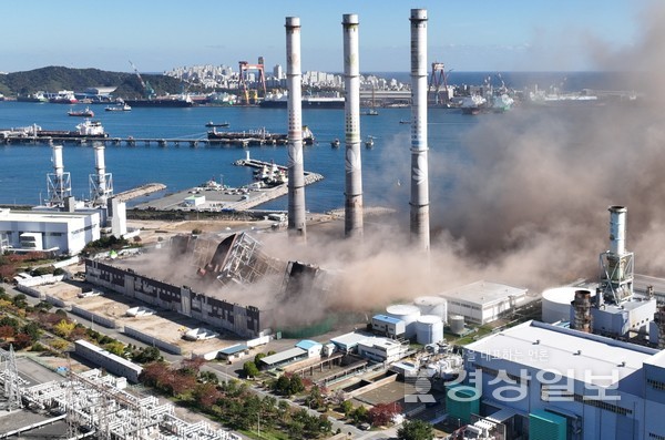 11일 울산 남구 울산화력발전소 보일러 타워 5호기 붕괴 사고 현장에서 4·6호기의 발파 작업이 진행됐다. 김도현기자 do@ksilbo.co.kr