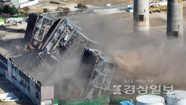 11일 울산 남구 울산화력발전소 보일러 타워 5호기 붕괴 사고 현장에서 4·6호기의 발파 작업이 진행됐다. 김도현기자 do@ksilbo.co.kr