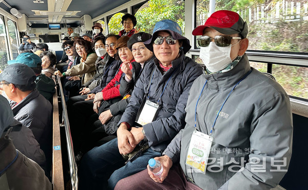 문수실버복지관(관장 정학수)은 11월 12일(수) 부산 해운대 일대에서 2025년 노인자원봉사자 지지·격려 프로그램 ‘노인봉사단 힐링데이 – 함께 걸어요, 마음을 잇는 하루’를 진행했다.