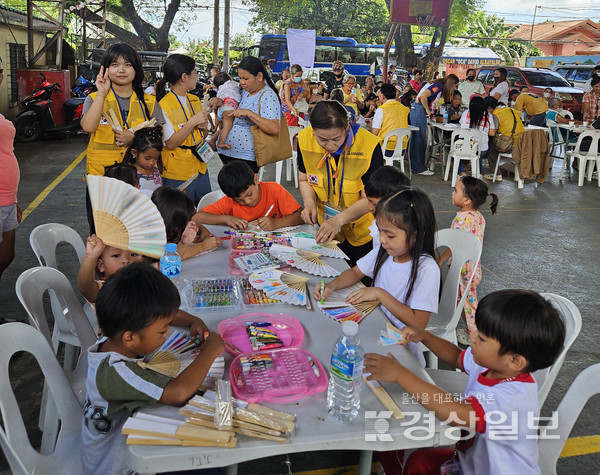 (사)AnB(아나봉) 국제의료봉사단(단장 윤영선)은 80여명의 봉사단원을 구성해 이달 5일부터 11일까지 일주일간의 일정으로 필리핀 팜팡가주에서 4000여명의 환자를 대상으로 현지 의료봉사를 펼쳤다.