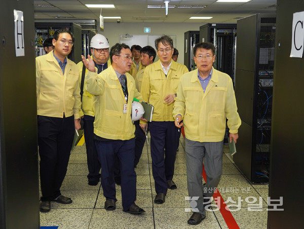 한국석유공사 신용화 경영지원본부장(오른쪽 첫째)이 13일 울산 본사에서 ICT 안정운영체계 강화를 위한 현장점검을 하며 직원에게 보고를 받고 있다. 한국석유공사 제공