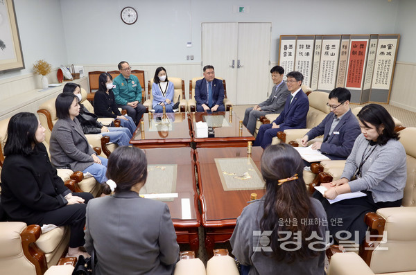 울산시의회 손근호 의원이 13일 울산교육청에서 천창수 교육감과 면담을 갖고 송정지구 중학교 배정 문제와 관련한 실질적인 대책 마련을 촉구했다. 시의회 제공