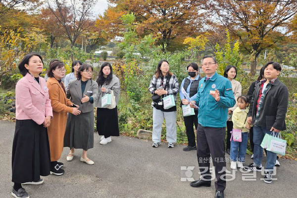 울산시의회 문석주 의원이 13일 울산 북구 상안유치원 소방진입로 개설 예정지 현장을 방문해 유치원 학부모들의 의견을 청취했다. 시의회 제공