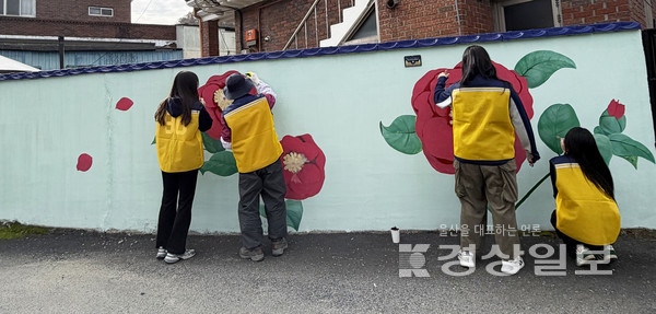 울주군치매안심센터가 치매안심마을의 치매 친화적 환경 조성을 위해 지난 10일부터 14일까지 삼동면 중리마을 벽화골목 보수 작업을 실시했다고 밝혔다. 울산 울주군 제공