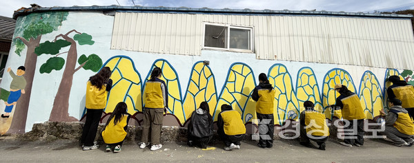 울주군치매안심센터가 치매안심마을의 치매 친화적 환경 조성을 위해 지난 10일부터 14일까지 삼동면 중리마을 벽화골목 보수 작업을 실시했다고 밝혔다. 울산 울주군 제공