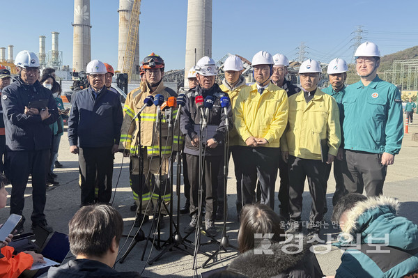 울산화력발전 붕괴 사고 중앙사고수습본부 공동 본부장인 김영훈 고용노동부 장관이 15일 오전 사고 현장 앞에서 브리핑하고 있다. 지난 6일 발생한 붕괴 사고 매몰자 7명은 모두 시신으로 수습됐다. 연합뉴스