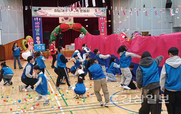 울산시가정위탁지원센터(센터장 류정미)가 지난 15일 울산가족문화센터 체육관에서 위탁가족 150여 명이 참석한 가운데 2025년 송년 희망채우기 가족운동회를 개최했다. 울산시가정위탁지원센터 제공.