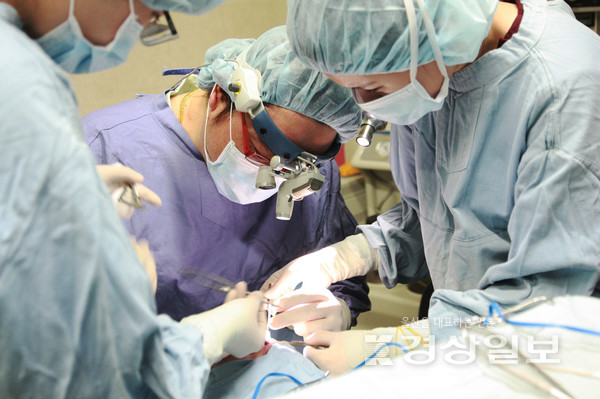 아이윤병원 안과파트(병원장 윤영선)는 보건복지부로부터  장기이식의료기관 및 장기이식등록기관으로 최종 선정되었다. 사진은 아이윤병원 윤영선 병원장