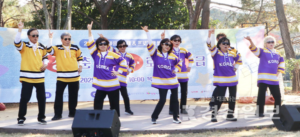 문수실버복지관(관장 정학수)은 11월 20일, 2025 문수마을문화제&프로그램발표회 ‘청춘은 바로 지금’ 행사를 성황리에 개최했다. / 2부 공연-트롯 방송 댄스반