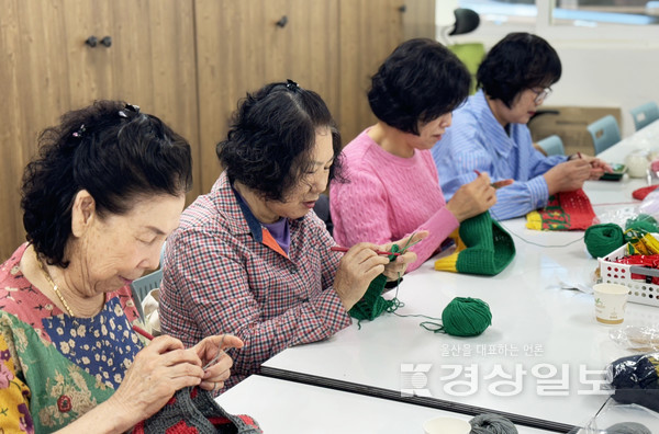 울산광역시노인복지관(관장 김태한)과 울산광역시 남구 삼산동행정복지센터(삼산동장 최은주)는 울산광역시노인복지관 1층에서 취약계층 아동들을 위한 뜨개 조끼 전달식을 진행했다.