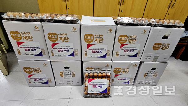 울산중구노인복지관(관장 권정배)은 우양재단 ‘2025년 저소득 어르신 단백질 지원사업’에 선정됨에 따라, 지난 11월 17일(월)부터 11월 20일(목)까지 울산 중구 지역 내 취약계층 어르신 100명을 대상으로 계란 30구 100판을 지원했다.