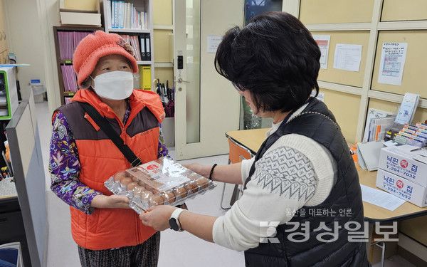 울산중구노인복지관(관장 권정배)은 우양재단 ‘2025년 저소득 어르신 단백질 지원사업’에 선정됨에 따라, 지난 11월 17일(월)부터 11월 20일(목)까지 울산 중구 지역 내 취약계층 어르신 100명을 대상으로 계란 30구 100판을 지원했다.