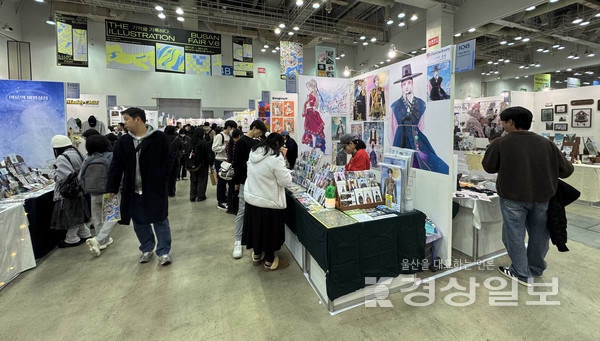 부산일러스트레이션페어 V.6,가 벡스코서 개막된 가운데 많은 관람객들이 설치된 전시부스를 둘러보고 있다.