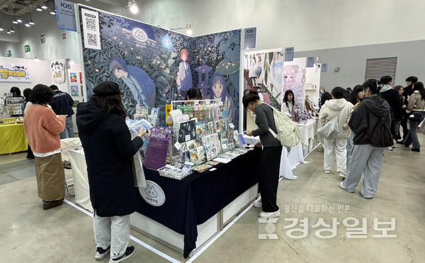 부산일러스트레이션페어 V.6,가 벡스코서 개막된 가운데 많은 관람객들이 설치된 전시부스를 둘러보고 있다.