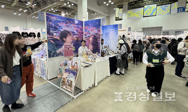 부산일러스트레이션페어 V.6,가 벡스코서 개막된 가운데 많은 관람객들이 설치된 전시부스를 둘러보고 있다.