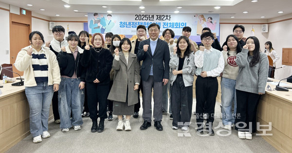 울산 동구는 지난 20일 구청 2층 상황실에서 ‘2025년 제2차 청년정책 협의체 전체 회의’를 열고 2026년 청년정책 제안대회 추진 등을 논의했다. 울산 동구청 제공