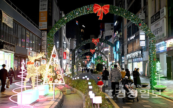 울산 남구는 21일 삼산디자인거리, 울산대 앞 바보사거리, 왕생로 일원에 2025년 겨울빛거리 야간경관 연출 동시 점등식을 갖고 운영에 들어갔다.