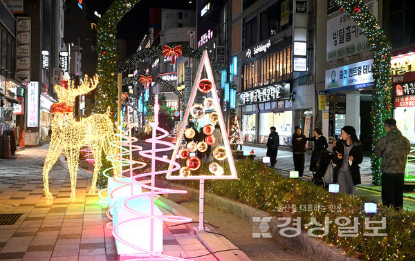 울산 남구는 21일 삼산디자인거리, 울산대 앞 바보사거리, 왕생로 일원에 2025년 겨울빛거리 야간경관 연출 동시 점등식을 갖고 운영에 들어갔다.