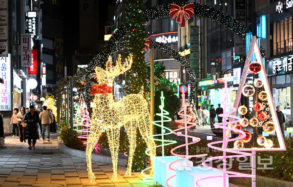 울산 남구는 21일 삼산디자인거리, 울산대 앞 바보사거리, 왕생로 일원에 2025년 겨울빛거리 야간경관 연출 동시 점등식을 갖고 운영에 들어갔다.