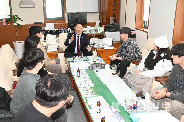 울산시의회 김종섭 부의장이 지난 21일 시의회 4층 다목적 회의실에서 청년봉사단 대표들과 ‘울산 청년봉사단과의 간담회’를 개최했다. 시의회 제공