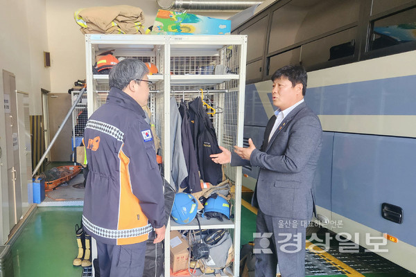 울산시의회 공진혁 의회운영위원장은 지난 21일 남울주소방서를 방문해 서생119안전센터 이전신축 사업의 추진현황을 점검하고 소방공무원들과 간담회를 가졌다.시의회 제공