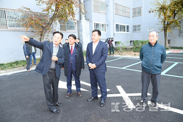 울산시의회 이성룡 의장이 지난 22일 울산 중구 태화동 진영동부아파트 주차장 확장 준공식에서 박성민 의원과 참석자들이 함께 현장을 돌아보고 있다. 시의회 제공