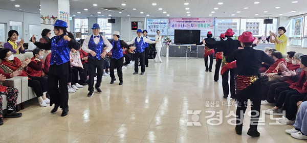 울산광역시시각장애인복지관은 11월 24일 월요일 오전“소통을 나누는 무대”발표공연활동을 9988주간복지센터(남구 야음동)에서 어르신 60여 명을 모시고 실시하였다.