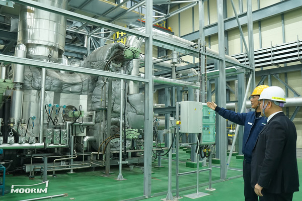 민상기 탄녹위 녹색성장국장(사진 오른쪽)과 김상우 무림P&P 프로젝트담당(사진 왼쪽), 대통령직속 ‘2050 탄소중립녹색성장위원회’(위원장: 김민석 국무총리, 이하 ‘탄녹위’)가 무림P&P 울산공장의 신규 친환경 고효율 회수 보일러(이하 ‘친환경 회수 보일러’)를 시찰하고 있다. / 제공=무림페이퍼