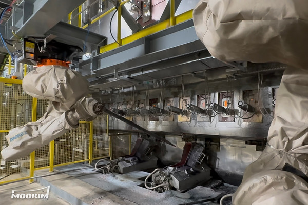 무림P&P 울산공장의 신규 친환경 고효율 회수 보일러 내부 자동화 설비. 펄프 제조 과정에서 발생하는 바이오매스 ‘흑액’을 연료로 전기와 스팀을 생산하는 친환경 설비로, 국내 유일의 흑액 기반 바이오매스 에너지 시스템이다. 사진제공=무림페이퍼