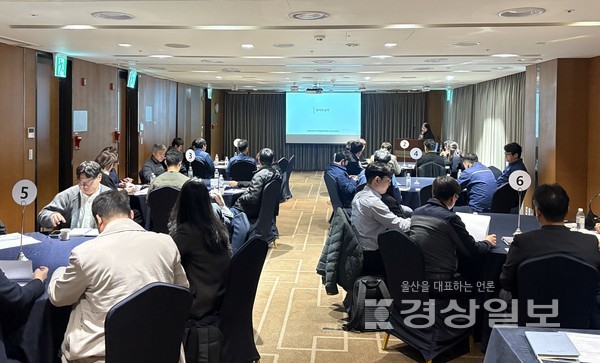 울산상공회의소 울산지역인적자원개발위원회는 25일 남구 롯데시티호텔 울산에서 ‘2025년 울산 지역산업맞춤형 일자리창출 지원사업 성과공유회’를 열었다. 울산상의 제공