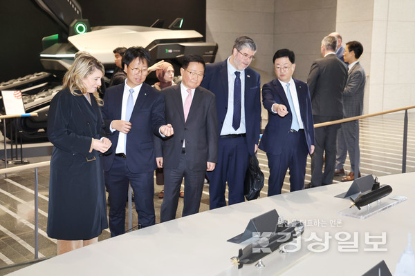 25일 멜라니 졸리 캐나다 산업부 장관과 필립 라포튠 주한 캐나다 대사 일행이 조석 HD현대 부회장, 주원호 HD현대중공업 사장과 함께 HD현대 글로벌R&D센터에서 미래형 선박·잠수함·호위함 등 함정 모형을 둘러보고 있다. HD현대 제공