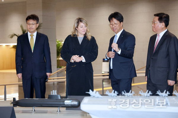 25일 멜라니 졸리 캐나다 산업부 장관과 필립 라포튠 주한 캐나다 대사 일행이 조석 HD현대 부회장, 주원호 HD현대중공업 사장과 함께 HD현대 글로벌R&D센터에서 미래형 선박·잠수함·호위함 등 함정 모형을 둘러보고 있다. HD현대 제공