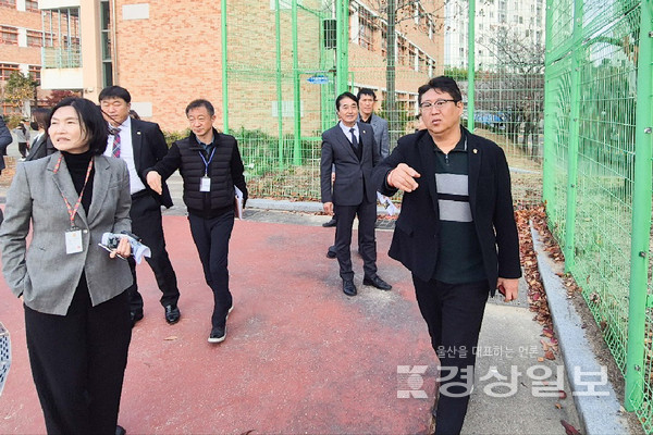 울산시의회 권순용 교육부위원장이 25일 울산 남구 야음중학교를 방문해 다목적 강당 신축 사업 관련 추진 방향을 점검했다. 시의회 제공