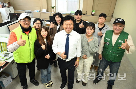 ▲ ‘임직원 화합, 민원제로, 안전’을 슬로건으로 회사를 운영 중인 정연태 대표(가운데)와 직원들이 포즈를 취하고 있다. 김경우기자 woo@ksilbo.co.kr