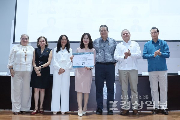 ㈔세계여성평화그룹(IWPG) 전나영 대표가 지난 21일 오전 9시(현지시각) UJAT 에두아르도 알다이 에르난데스 강당에서 열린 ‘제4회 국제 젠더 연구 및 폭력 예방 학제 간 대회’ 개막식에서 멕시코 타바스코 후아레스 자치대학교(UJAT)로부터 평화문화증진상을 받았다. 사진은 현지를 찾은 IWPG 글로벌 10국 유민숙(자스민) 국제협력부장이 전 대표의 상을 대리 수상하는 모습.