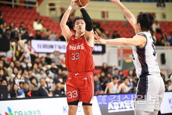 ‘이승현 30점 폭발’ 현대모비스, 부산 KCC 꺾고 홈 8연패 탈출