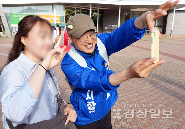 유세 현장]선거운동 나선 김상욱 울산시장 후보 < 포토뉴스 < 제9회전국동시지방선거 < 정치 < 기사본문 - 경상일보