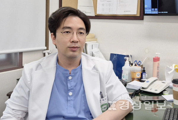 김민석 동천동강병원 정형외과 전문의는 &ldquo;&lsquo;회전근개 증후군&rsquo;을 예방하기 위해서는 어깨에 반복적으로 부담을 주는 생활습관을 줄이는 것이 중요하다&rdquo;고 강조한다.