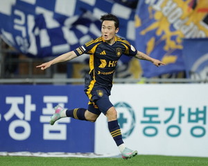 '<b>엄원상 부활</b>' 울산HD, 김천 상대로 3대2 대역전승