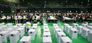 [6·3 <b>대선 개표</b> 이모저모]부정선거 <b>논란</b> 속 긴장된 분위기 '꼼꼼한 <b>개표</b>...