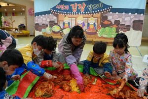 "고사리손으로 일군 나눔"... 현대동부유치원, 텃밭 수익금 기탁 - 뉴스 썸네일 이미지