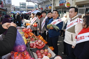 전통시장 찾아 장보기·상인 격려
