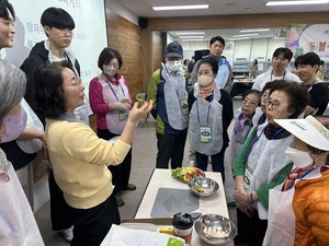 함월노인복지관-이수봉사단, '세대공감 요리교실'로 맛있는 소통 - 뉴스 썸네일 이미지