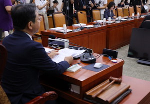 '반쪽국회' 장기화 <b>제헌절</b>이 분수령될듯