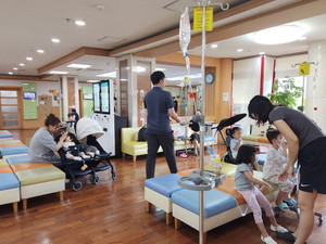 때이른 인플루엔자·<b>코로나</b> 유행에 병원 북새통